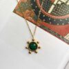 Το Starfire κολιέ της Sunny Designs γιορτάζει την ανανέωση και την ισορροπία με την έντονη πράσινη πέτρα του. Χειροποίητο από ορείχαλκο, φέρνει φρεσκάδα και κομψότητα σε κάθε εμφάνιση.