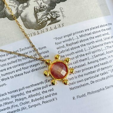Το Starfire κολιέ της Sunny Designs αποπνέει ουράνια ομορφιά με μενταγιόν σε σχήμα αστεριού και απαλή μωβ πέτρα. Χειροποίητο από ορείχαλκο, προσφέρει γαλήνη, έμπνευση και κομψότητα σε κάθε look.