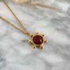 Το Starfire κολιέ της Sunny Designs εκπέμπει πάθος και αυτοπεποίθηση με την έντονη κόκκινη πέτρα του. Χειροποίητο από ορείχαλκο, συμβολίζει τη δύναμη και την αγάπη — ένα εντυπωσιακό κόσμημα που ξεχωρίζει σε κάθε εμφάνιση.