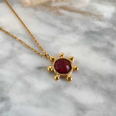 Το Starfire κολιέ της Sunny Designs εκπέμπει πάθος και αυτοπεποίθηση με την έντονη κόκκινη πέτρα του. Χειροποίητο από ορείχαλκο, συμβολίζει τη δύναμη και την αγάπη — ένα εντυπωσιακό κόσμημα που ξεχωρίζει σε κάθε εμφάνιση.