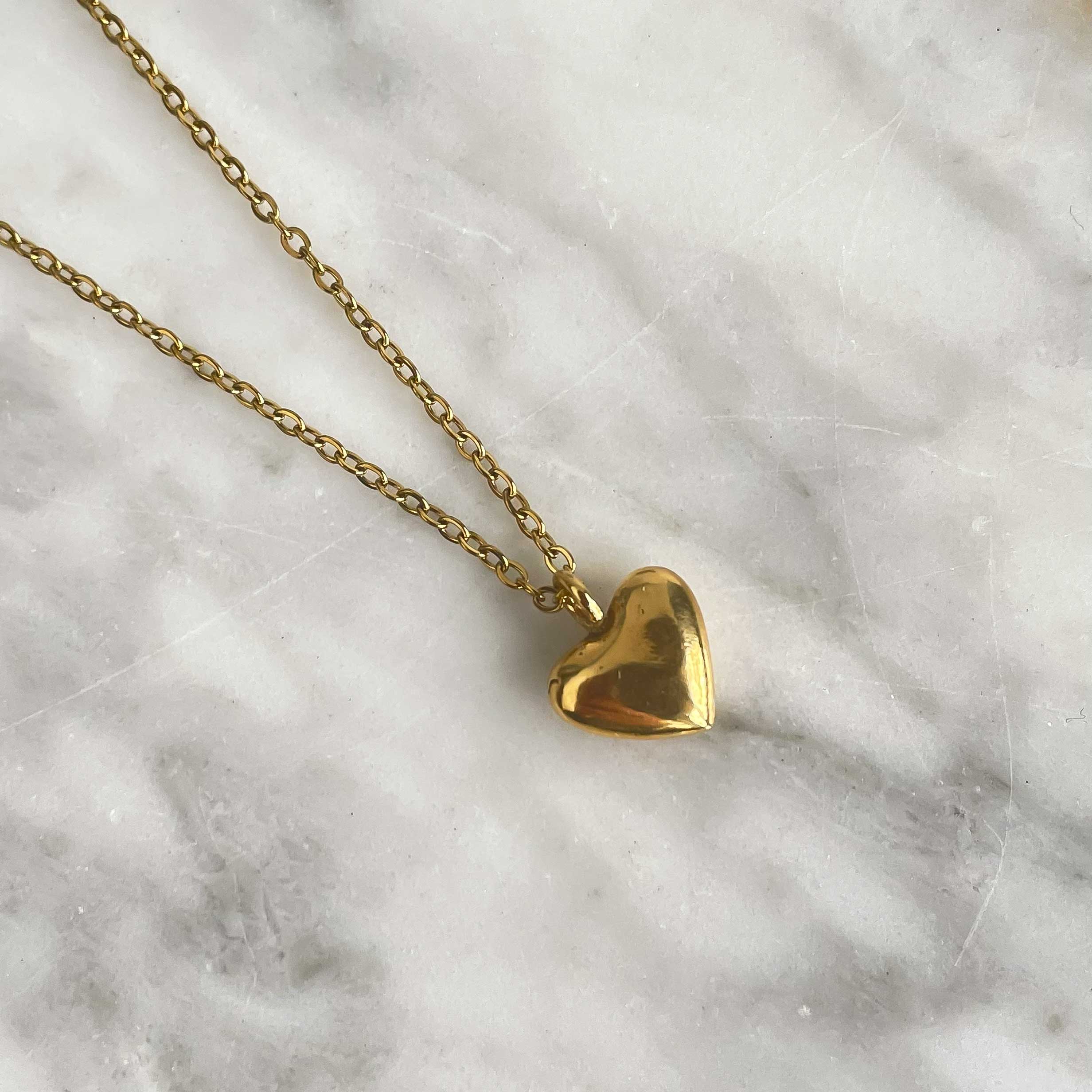 Χειροποίητο κολιέ από ορείχαλκο με μικρό μενταγιόν καρδιά – Sunny Designs.