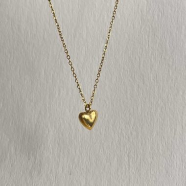 Το Mini Bold Heart κολιέ της Sunny Designs εκπέμπει γοητεία και ζεστασιά μέσα από τον απλό αλλά δυναμικό του σχεδιασμό. Χειροποίητο από υψηλής ποιότητας ορείχαλκο, το μικρό μενταγιόν σε σχήμα καρδιάς συμβολίζει την αγάπη και τη μοναδικότητα. Με τη γυαλιστερή του επιφάνεια και τον διαχρονικό χαρακτήρα του, είναι ιδανικό για καθημερινή χρήση ή ως δώρο με νόημα.