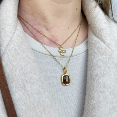 Χειροποίητο κολιέ από ορείχαλκο με καφέ πέτρα ρητίνης – Sunny Designs.