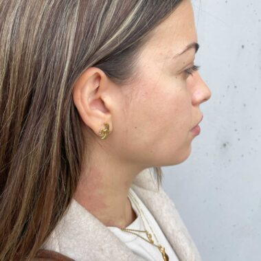 The Bird of Freedom Stud Earrings by Sunny Designs symbolize lightness, independence, and the beauty of flight. Crafted by hand from brass and gold-plated for a radiant finish, these earrings capture the elegant silhouette of a bird in motion. Their timeless design makes them perfect for both everyday wear and special occasions.