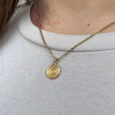 Το Mini Spiral κολιέ της Sunny Designs αποπνέει απλότητα και καλλιτεχνική φινέτσα. Χειροποίητο από υψηλής ποιότητας ορείχαλκο, διαθέτει ένα εκλεπτυσμένο σπειροειδές μενταγιόν — διαχρονικό σύμβολο εξέλιξης και ενέργειας. Ο μίνιμαλ και κομψός σχεδιασμός του το καθιστά ιδανικό για καθημερινή χρήση ή για layering με άλλα κοσμήματα.