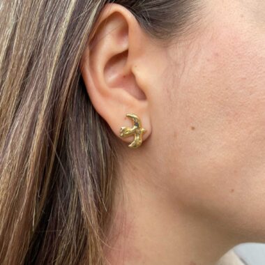 Τα Bird of Freedom σκουλαρίκια της Sunny Designs συμβολίζουν την ελευθερία, την ανεξαρτησία και την ομορφιά της κίνησης. Χειροποίητα από ορείχαλκο και επιχρυσωμένα, απεικονίζουν ένα πουλί εν πτήσει με κομψότητα και λεπτότητα. Ιδανικά για καθημερινή χρήση ή πιο ιδιαίτερες εμφανίσεις.