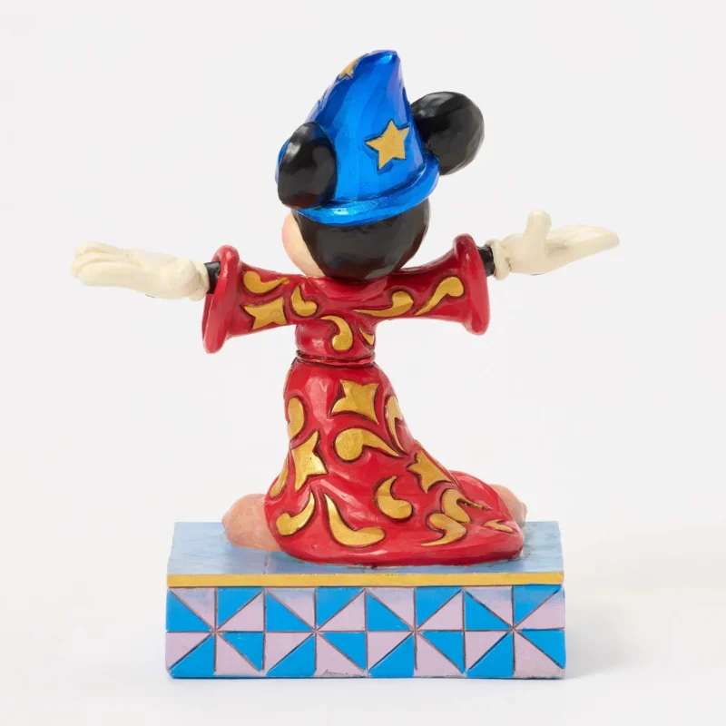 φιγούρα Sorcerer Mickey "Magical Moment" του Jim Shore, που κυκλοφορεί για την 85η επέτειο της ταινίας Fantasia (1940–2025).