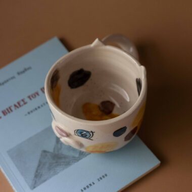 ceramic mug cat. A big beautiful handmade mug is perfect for big coffees and warm tea. Μια υπέροχη χειροποίητη γάτα κούπα κατάλληλη για μπόλικο καφέ και ζεστό τσάι.