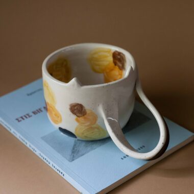 ceramic mug cat. A big beautiful handmade mug is perfect for big coffees and warm tea. Μια υπέροχη χειροποίητη γάτα κούπα κατάλληλη για μπόλικο καφέ και ζεστό τσάι.