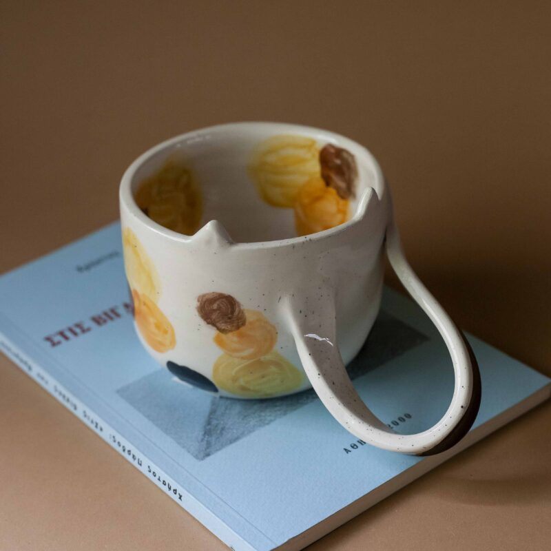 ceramic mug cat. A big beautiful handmade mug is perfect for big coffees and warm tea. Μια υπέροχη χειροποίητη γάτα κούπα κατάλληλη για μπόλικο καφέ και ζεστό τσάι.