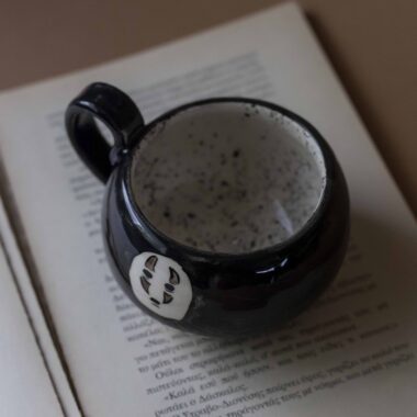 An amazing handmade ceramic mug with the faceless character. Good for espresso and turkish coffee. Χειροποίητη κεραμική κούπα με τον αγαπημένο απρόσωπο . Κατάλληλη για ελληνικό και εσπρέσο.