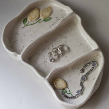 Ceramic handmade plate perfect for jewellery and snacks. χειροποίητο κεραμικό πιάτο με 3D λεμόνια για κοσμήματα και σνακς.