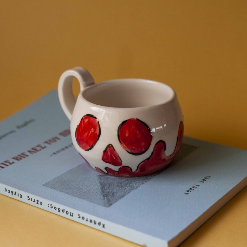 the famous poisoned apple from snowhite in a cup. perfect for coffee and tea. Χειροποίητο κεραμικό φλιτζάνι ζωγραφισμένο σαν το μήλο από την χιονάτη .κατάλληλο για καφέ και τσάι.