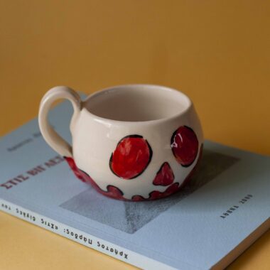 the famous poisoned apple from snowhite in a cup. perfect for coffee and tea. Χειροποίητο κεραμικό φλιτζάνι ζωγραφισμένο σαν το μήλο από την χιονάτη .κατάλληλο για καφέ και τσάι.