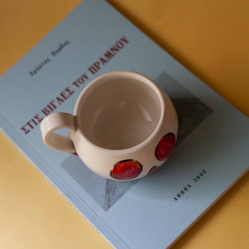 the famous poisoned apple from snowhite in a cup. perfect for coffee and tea. Χειροποίητο κεραμικό φλιτζάνι ζωγραφισμένο σαν το μήλο από την χιονάτη .κατάλληλο για καφέ και τσάι.