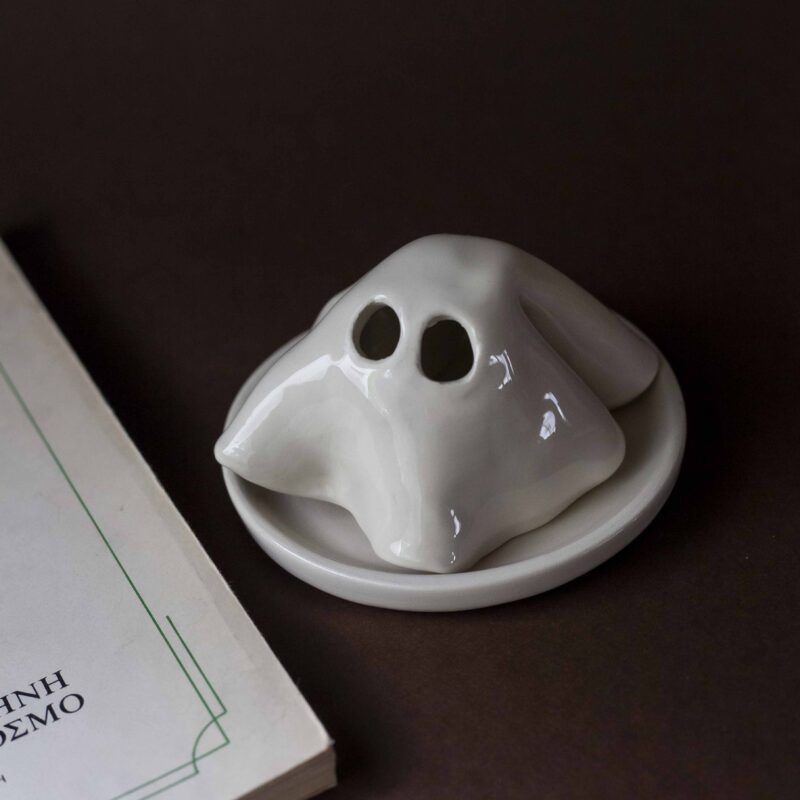 handmade ghost perfect for incense cones. cute halloween decoration. Χειροποίητο κεραμικό φαντασματάκι κατάλληλο για κώνους θυμιάματος. Υπέροχο για Halloween διακοσμήσεις.