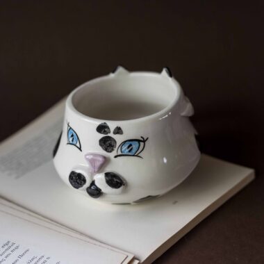 ceramic mug cat. A big beautiful handmade mug is perfect for big coffees and warm tea. Μια υπέροχη χειροποίητη γάτα κούπα κατάλληλη για μπόλικο καφέ και ζεστό τσάι.