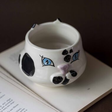 ceramic mug cat. A big beautiful handmade mug is perfect for big coffees and warm tea. Μια υπέροχη χειροποίητη γάτα κούπα κατάλληλη για μπόλικο καφέ και ζεστό τσάι.