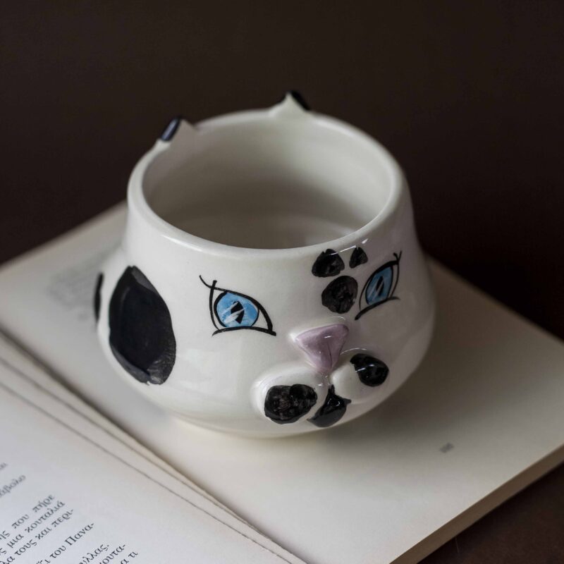 ceramic mug cat. A big beautiful handmade mug is perfect for big coffees and warm tea. Μια υπέροχη χειροποίητη γάτα κούπα κατάλληλη για μπόλικο καφέ και ζεστό τσάι.