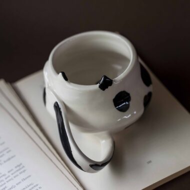 ceramic mug cat. A big beautiful handmade mug is perfect for big coffees and warm tea. Μια υπέροχη χειροποίητη γάτα κούπα κατάλληλη για μπόλικο καφέ και ζεστό τσάι.