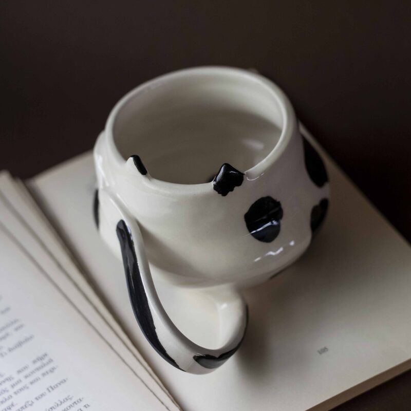 ceramic mug cat. A big beautiful handmade mug is perfect for big coffees and warm tea. Μια υπέροχη χειροποίητη γάτα κούπα κατάλληλη για μπόλικο καφέ και ζεστό τσάι.