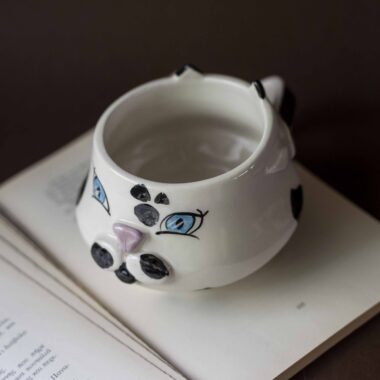 ceramic mug cat. A big beautiful handmade mug is perfect for big coffees and warm tea. Μια υπέροχη χειροποίητη γάτα κούπα κατάλληλη για μπόλικο καφέ και ζεστό τσάι.