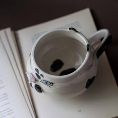 ceramic mug cat. A big beautiful handmade mug is perfect for big coffees and warm tea. Μια υπέροχη χειροποίητη γάτα κούπα κατάλληλη για μπόλικο καφέ και ζεστό τσάι.