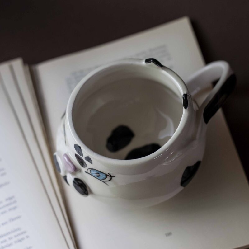 ceramic mug cat. A big beautiful handmade mug is perfect for big coffees and warm tea. Μια υπέροχη χειροποίητη γάτα κούπα κατάλληλη για μπόλικο καφέ και ζεστό τσάι.