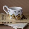 Χειροποίητη κεραμική κούπα με iconic φράσεις και funky σχέδια, γεμάτη χρώμα και προσωπικότητα. Κάθε κούπα είναι πλασμένη και ζωγραφισμένη στο χέρι, συνδυάζοντας χιούμορ, θετική ενέργεια και καλλιτεχνικό ύφος. Μοναδικά μοτίβα, έντονες αποχρώσεις και ιδιαίτερη αισθητική που κάνουν κάθε κομμάτι να ξεχωρίζει — ιδανική για όσους θέλουν η πρωινή τους ρουτίνα να έχει στυλ και χαρακτήρα. Handmade ceramic mug featuring iconic quotes and funky, colorful designs full of personality. Each mug is hand-shaped and hand-painted, blending humor, positive vibes, and artistic style. Unique patterns, bold colors, and creative details make every piece stand out — perfect for anyone who wants their coffee ritual to be as expressive and stylish as they are.