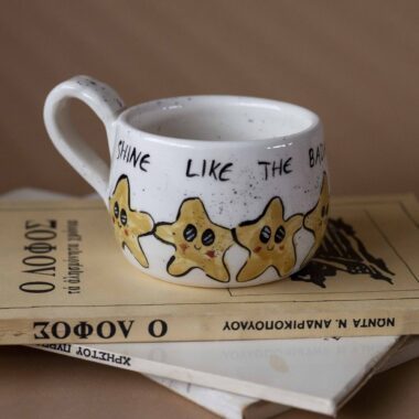 Χειροποίητη κεραμική κούπα με iconic φράσεις και funky σχέδια, γεμάτη χρώμα και προσωπικότητα. Κάθε κούπα είναι πλασμένη και ζωγραφισμένη στο χέρι, συνδυάζοντας χιούμορ, θετική ενέργεια και καλλιτεχνικό ύφος. Μοναδικά μοτίβα, έντονες αποχρώσεις και ιδιαίτερη αισθητική που κάνουν κάθε κομμάτι να ξεχωρίζει — ιδανική για όσους θέλουν η πρωινή τους ρουτίνα να έχει στυλ και χαρακτήρα. Handmade ceramic mug featuring iconic quotes and funky, colorful designs full of personality. Each mug is hand-shaped and hand-painted, blending humor, positive vibes, and artistic style. Unique patterns, bold colors, and creative details make every piece stand out — perfect for anyone who wants their coffee ritual to be as expressive and stylish as they are.
