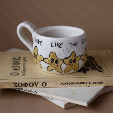 Χειροποίητη κεραμική κούπα με iconic φράσεις και funky σχέδια, γεμάτη χρώμα και προσωπικότητα. Κάθε κούπα είναι πλασμένη και ζωγραφισμένη στο χέρι, συνδυάζοντας χιούμορ, θετική ενέργεια και καλλιτεχνικό ύφος. Μοναδικά μοτίβα, έντονες αποχρώσεις και ιδιαίτερη αισθητική που κάνουν κάθε κομμάτι να ξεχωρίζει — ιδανική για όσους θέλουν η πρωινή τους ρουτίνα να έχει στυλ και χαρακτήρα. Handmade ceramic mug featuring iconic quotes and funky, colorful designs full of personality. Each mug is hand-shaped and hand-painted, blending humor, positive vibes, and artistic style. Unique patterns, bold colors, and creative details make every piece stand out — perfect for anyone who wants their coffee ritual to be as expressive and stylish as they are.