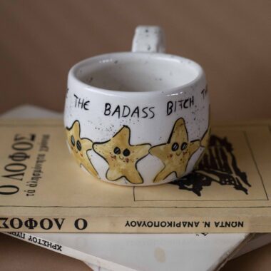 Χειροποίητη κεραμική κούπα με iconic φράσεις και funky σχέδια, γεμάτη χρώμα και προσωπικότητα. Κάθε κούπα είναι πλασμένη και ζωγραφισμένη στο χέρι, συνδυάζοντας χιούμορ, θετική ενέργεια και καλλιτεχνικό ύφος. Μοναδικά μοτίβα, έντονες αποχρώσεις και ιδιαίτερη αισθητική που κάνουν κάθε κομμάτι να ξεχωρίζει — ιδανική για όσους θέλουν η πρωινή τους ρουτίνα να έχει στυλ και χαρακτήρα. Handmade ceramic mug featuring iconic quotes and funky, colorful designs full of personality. Each mug is hand-shaped and hand-painted, blending humor, positive vibes, and artistic style. Unique patterns, bold colors, and creative details make every piece stand out — perfect for anyone who wants their coffee ritual to be as expressive and stylish as they are.