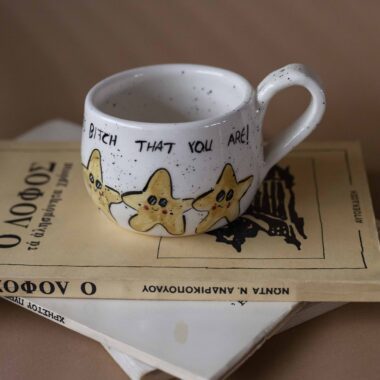 Χειροποίητη κεραμική κούπα με iconic φράσεις και funky σχέδια, γεμάτη χρώμα και προσωπικότητα. Κάθε κούπα είναι πλασμένη και ζωγραφισμένη στο χέρι, συνδυάζοντας χιούμορ, θετική ενέργεια και καλλιτεχνικό ύφος. Μοναδικά μοτίβα, έντονες αποχρώσεις και ιδιαίτερη αισθητική που κάνουν κάθε κομμάτι να ξεχωρίζει — ιδανική για όσους θέλουν η πρωινή τους ρουτίνα να έχει στυλ και χαρακτήρα. Handmade ceramic mug featuring iconic quotes and funky, colorful designs full of personality. Each mug is hand-shaped and hand-painted, blending humor, positive vibes, and artistic style. Unique patterns, bold colors, and creative details make every piece stand out — perfect for anyone who wants their coffee ritual to be as expressive and stylish as they are.