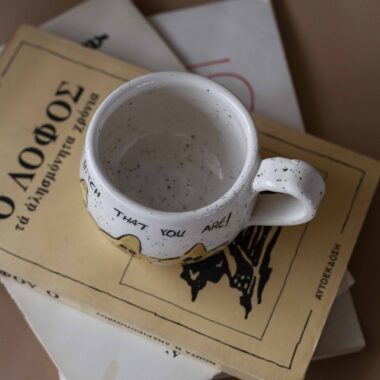 Χειροποίητη κεραμική κούπα με iconic φράσεις και funky σχέδια, γεμάτη χρώμα και προσωπικότητα. Κάθε κούπα είναι πλασμένη και ζωγραφισμένη στο χέρι, συνδυάζοντας χιούμορ, θετική ενέργεια και καλλιτεχνικό ύφος. Μοναδικά μοτίβα, έντονες αποχρώσεις και ιδιαίτερη αισθητική που κάνουν κάθε κομμάτι να ξεχωρίζει — ιδανική για όσους θέλουν η πρωινή τους ρουτίνα να έχει στυλ και χαρακτήρα. Handmade ceramic mug featuring iconic quotes and funky, colorful designs full of personality. Each mug is hand-shaped and hand-painted, blending humor, positive vibes, and artistic style. Unique patterns, bold colors, and creative details make every piece stand out — perfect for anyone who wants their coffee ritual to be as expressive and stylish as they are.