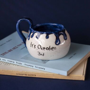 Χειροποίητη κεραμική κούπα με iconic φράσεις και funky σχέδια, γεμάτη χρώμα και προσωπικότητα. Κάθε κούπα είναι πλασμένη και ζωγραφισμένη στο χέρι, συνδυάζοντας χιούμορ, θετική ενέργεια και καλλιτεχνικό ύφος. Μοναδικά μοτίβα, έντονες αποχρώσεις και ιδιαίτερη αισθητική που κάνουν κάθε κομμάτι να ξεχωρίζει — ιδανική για όσους θέλουν η πρωινή τους ρουτίνα να έχει στυλ και χαρακτήρα. Handmade ceramic mug featuring iconic quotes and funky, colorful designs full of personality. Each mug is hand-shaped and hand-painted, blending humor, positive vibes, and artistic style. Unique patterns, bold colors, and creative details make every piece stand out — perfect for anyone who wants their coffee ritual to be as expressive and stylish as they are.