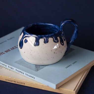 Χειροποίητη κεραμική κούπα με iconic φράσεις και funky σχέδια, γεμάτη χρώμα και προσωπικότητα. Κάθε κούπα είναι πλασμένη και ζωγραφισμένη στο χέρι, συνδυάζοντας χιούμορ, θετική ενέργεια και καλλιτεχνικό ύφος. Μοναδικά μοτίβα, έντονες αποχρώσεις και ιδιαίτερη αισθητική που κάνουν κάθε κομμάτι να ξεχωρίζει — ιδανική για όσους θέλουν η πρωινή τους ρουτίνα να έχει στυλ και χαρακτήρα. Handmade ceramic mug featuring iconic quotes and funky, colorful designs full of personality. Each mug is hand-shaped and hand-painted, blending humor, positive vibes, and artistic style. Unique patterns, bold colors, and creative details make every piece stand out — perfect for anyone who wants their coffee ritual to be as expressive and stylish as they are.