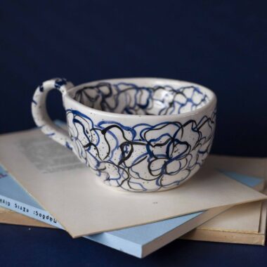 Χειροποίητα κεραμικά τασάκια και κούπες με σχέδια γατών, κάθε μία με ξεχωριστή έκφραση και χαρακτήρα. Πλασμένες και ζωγραφισμένες στο χέρι με ζωηρά χρώματα και καλλιτεχνικές λεπτομέρειες, ιδανικές για τους λάτρεις των γατών και της χειροποίητης τέχνης. Handmade ceramic cat-themed ashtrays and mugs, each featuring unique cat expressions and artistic charm. Hand-shaped and hand-painted with lively colors and creative details — perfect for cat lovers and fans of handmade artistry.