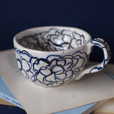 Χειροποίητα κεραμικά τασάκια και κούπες με σχέδια γατών, κάθε μία με ξεχωριστή έκφραση και χαρακτήρα. Πλασμένες και ζωγραφισμένες στο χέρι με ζωηρά χρώματα και καλλιτεχνικές λεπτομέρειες, ιδανικές για τους λάτρεις των γατών και της χειροποίητης τέχνης. Handmade ceramic cat-themed ashtrays and mugs, each featuring unique cat expressions and artistic charm. Hand-shaped and hand-painted with lively colors and creative details — perfect for cat lovers and fans of handmade artistry.