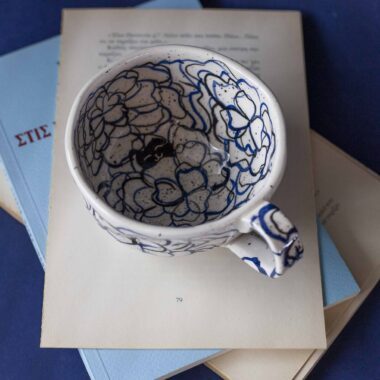 Χειροποίητα κεραμικά τασάκια και κούπες με σχέδια γατών, κάθε μία με ξεχωριστή έκφραση και χαρακτήρα. Πλασμένες και ζωγραφισμένες στο χέρι με ζωηρά χρώματα και καλλιτεχνικές λεπτομέρειες, ιδανικές για τους λάτρεις των γατών και της χειροποίητης τέχνης. Handmade ceramic cat-themed ashtrays and mugs, each featuring unique cat expressions and artistic charm. Hand-shaped and hand-painted with lively colors and creative details — perfect for cat lovers and fans of handmade artistry.