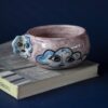 Handmade ceramic mug with a cloud-shaped handle and painted cloud faces featuring shiny eyes in an angelic core aesthetic. Soft blue and pink tones create a dreamy, sweet atmosphere. Each mug is one of a kind — hand-shaped and hand-painted, a small personal piece of art for those who love unique creations. Χειροποίητη κεραμική κούπα με χερούλι σε σχήμα συννεφιού και ζωγραφιστά συννεφάκια με εκφραστικά προσωπάκια και γυαλιστερά μάτια σε angelic core αισθητική. Οι απαλοί τόνοι του γαλάζιου και του ροζ προσδίδουν μια ονειρική, γλυκιά αίσθηση. Κάθε κούπα είναι μοναδική, πλασμένη και ζωγραφισμένη στο χέρι, ένα μικρό προσωπικό έργο τέχνης για κάθε λάτρη των ιδιαίτερων αντικειμένων.
