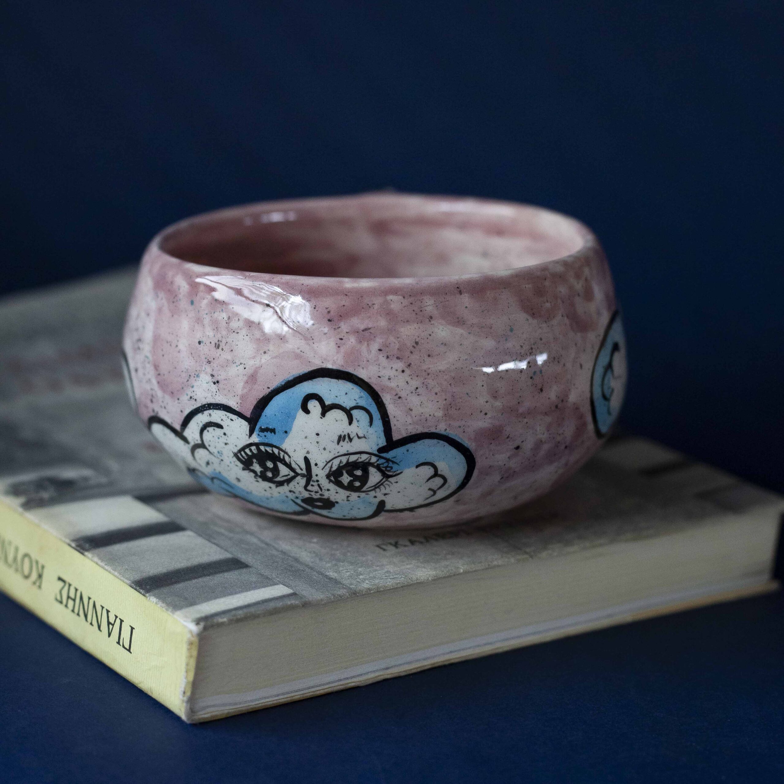 Handmade ceramic mug with a cloud-shaped handle and painted cloud faces featuring shiny eyes in an angelic core aesthetic. Soft blue and pink tones create a dreamy, sweet atmosphere. Each mug is one of a kind — hand-shaped and hand-painted, a small personal piece of art for those who love unique creations. Χειροποίητη κεραμική κούπα με χερούλι σε σχήμα συννεφιού και ζωγραφιστά συννεφάκια με εκφραστικά προσωπάκια και γυαλιστερά μάτια σε angelic core αισθητική. Οι απαλοί τόνοι του γαλάζιου και του ροζ προσδίδουν μια ονειρική, γλυκιά αίσθηση. Κάθε κούπα είναι μοναδική, πλασμένη και ζωγραφισμένη στο χέρι, ένα μικρό προσωπικό έργο τέχνης για κάθε λάτρη των ιδιαίτερων αντικειμένων.