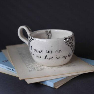 Χειροποίητη κεραμική κούπα με iconic φράσεις και funky σχέδια, γεμάτη χρώμα και προσωπικότητα. Κάθε κούπα είναι πλασμένη και ζωγραφισμένη στο χέρι, συνδυάζοντας χιούμορ, θετική ενέργεια και καλλιτεχνικό ύφος. Μοναδικά μοτίβα, έντονες αποχρώσεις και ιδιαίτερη αισθητική που κάνουν κάθε κομμάτι να ξεχωρίζει — ιδανική για όσους θέλουν η πρωινή τους ρουτίνα να έχει στυλ και χαρακτήρα. Handmade ceramic mug featuring iconic quotes and funky, colorful designs full of personality. Each mug is hand-shaped and hand-painted, blending humor, positive vibes, and artistic style. Unique patterns, bold colors, and creative details make every piece stand out — perfect for anyone who wants their coffee ritual to be as expressive and stylish as they are.