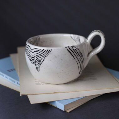 Χειροποίητη κεραμική κούπα με iconic φράσεις και funky σχέδια, γεμάτη χρώμα και προσωπικότητα. Κάθε κούπα είναι πλασμένη και ζωγραφισμένη στο χέρι, συνδυάζοντας χιούμορ, θετική ενέργεια και καλλιτεχνικό ύφος. Μοναδικά μοτίβα, έντονες αποχρώσεις και ιδιαίτερη αισθητική που κάνουν κάθε κομμάτι να ξεχωρίζει — ιδανική για όσους θέλουν η πρωινή τους ρουτίνα να έχει στυλ και χαρακτήρα. Handmade ceramic mug featuring iconic quotes and funky, colorful designs full of personality. Each mug is hand-shaped and hand-painted, blending humor, positive vibes, and artistic style. Unique patterns, bold colors, and creative details make every piece stand out — perfect for anyone who wants their coffee ritual to be as expressive and stylish as they are.