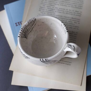 Χειροποίητη κεραμική κούπα με iconic φράσεις και funky σχέδια, γεμάτη χρώμα και προσωπικότητα. Κάθε κούπα είναι πλασμένη και ζωγραφισμένη στο χέρι, συνδυάζοντας χιούμορ, θετική ενέργεια και καλλιτεχνικό ύφος. Μοναδικά μοτίβα, έντονες αποχρώσεις και ιδιαίτερη αισθητική που κάνουν κάθε κομμάτι να ξεχωρίζει — ιδανική για όσους θέλουν η πρωινή τους ρουτίνα να έχει στυλ και χαρακτήρα. Handmade ceramic mug featuring iconic quotes and funky, colorful designs full of personality. Each mug is hand-shaped and hand-painted, blending humor, positive vibes, and artistic style. Unique patterns, bold colors, and creative details make every piece stand out — perfect for anyone who wants their coffee ritual to be as expressive and stylish as they are.