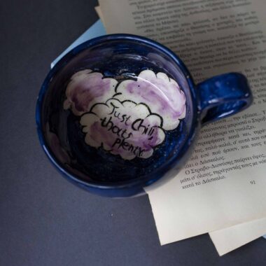 Handmade ceramic mug with a cloud-shaped handle and painted cloud faces featuring shiny eyes in an angelic core aesthetic. Soft blue and pink tones create a dreamy, sweet atmosphere. Each mug is one of a kind — hand-shaped and hand-painted, a small personal piece of art for those who love unique creations. Χειροποίητη κεραμική κούπα με χερούλι σε σχήμα συννεφιού και ζωγραφιστά συννεφάκια με εκφραστικά προσωπάκια και γυαλιστερά μάτια σε angelic core αισθητική. Οι απαλοί τόνοι του γαλάζιου και του ροζ προσδίδουν μια ονειρική, γλυκιά αίσθηση. Κάθε κούπα είναι μοναδική, πλασμένη και ζωγραφισμένη στο χέρι, ένα μικρό προσωπικό έργο τέχνης για κάθε λάτρη των ιδιαίτερων αντικειμένων.