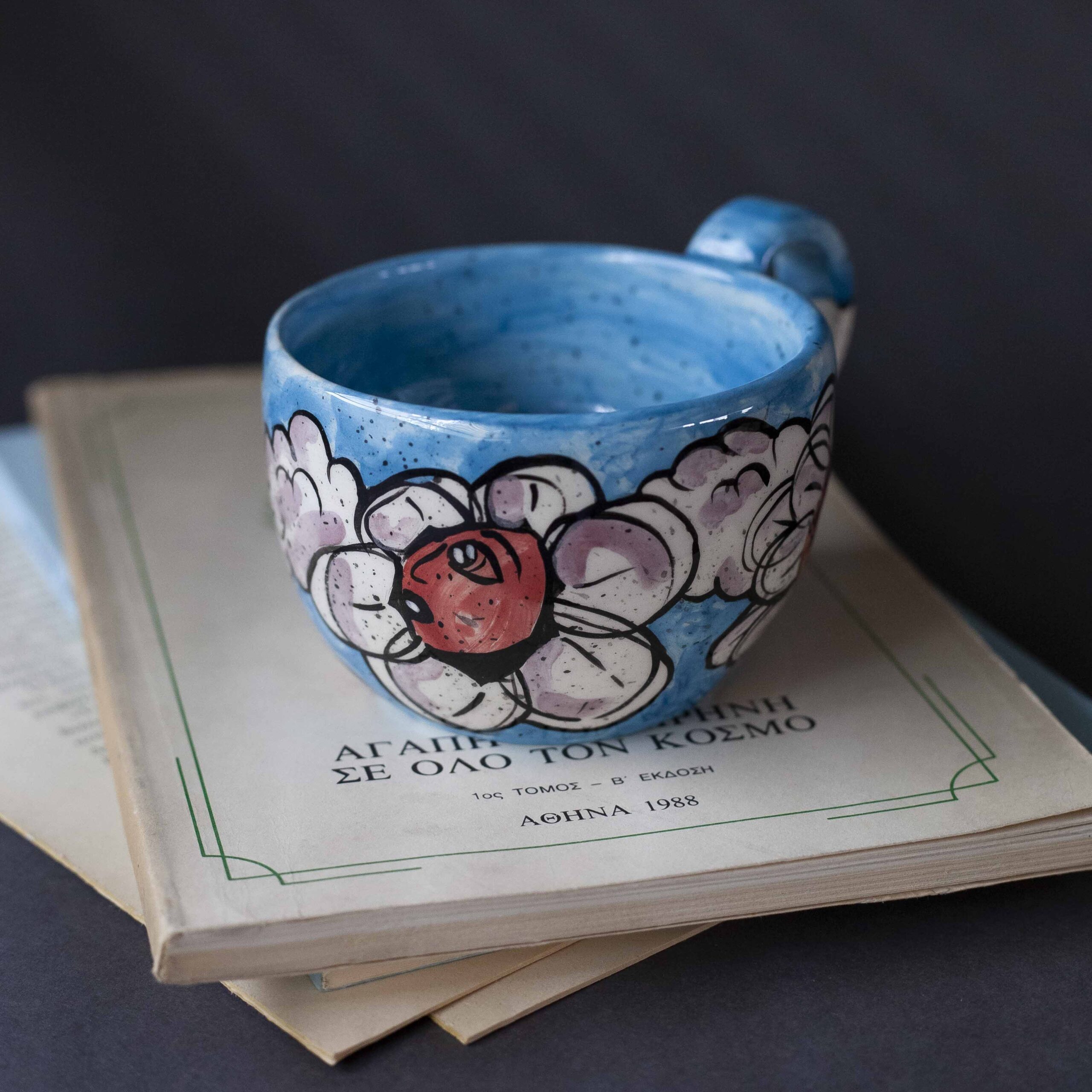 Χειροποίητη κεραμική κούπα διακοσμημένη με ζωγραφιστές μαργαρίτες και πολύχρωμα λουλούδια, όλα με γλυκά προσωπάκια και εκφραστικά μάτια. Πλασμένη και ζωγραφισμένη στο χέρι, κάθε κούπα είναι ένα μοναδικό έργο τέχνης που συνδυάζει τη φρεσκάδα της φύσης με μια παιχνιδιάρικη, ονειρική αισθητική. Ιδανική για όσους αγαπούν τα λουλούδια και τη χειροποίητη δημιουργία. Handmade ceramic mug decorated with painted daisies and colorful flowers, each featuring cute little faces with expressive eyes. Hand-shaped and hand-painted, every mug is a one-of-a-kind piece of art that blends the freshness of nature with a playful, dreamy aesthetic. Perfect for flower lovers and fans of handmade craftsmanship.