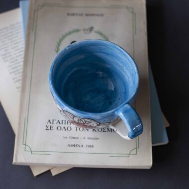 Χειροποίητη κεραμική κούπα διακοσμημένη με ζωγραφιστές μαργαρίτες και πολύχρωμα λουλούδια, όλα με γλυκά προσωπάκια και εκφραστικά μάτια. Πλασμένη και ζωγραφισμένη στο χέρι, κάθε κούπα είναι ένα μοναδικό έργο τέχνης που συνδυάζει τη φρεσκάδα της φύσης με μια παιχνιδιάρικη, ονειρική αισθητική. Ιδανική για όσους αγαπούν τα λουλούδια και τη χειροποίητη δημιουργία. Handmade ceramic mug decorated with painted daisies and colorful flowers, each featuring cute little faces with expressive eyes. Hand-shaped and hand-painted, every mug is a one-of-a-kind piece of art that blends the freshness of nature with a playful, dreamy aesthetic. Perfect for flower lovers and fans of handmade craftsmanship.