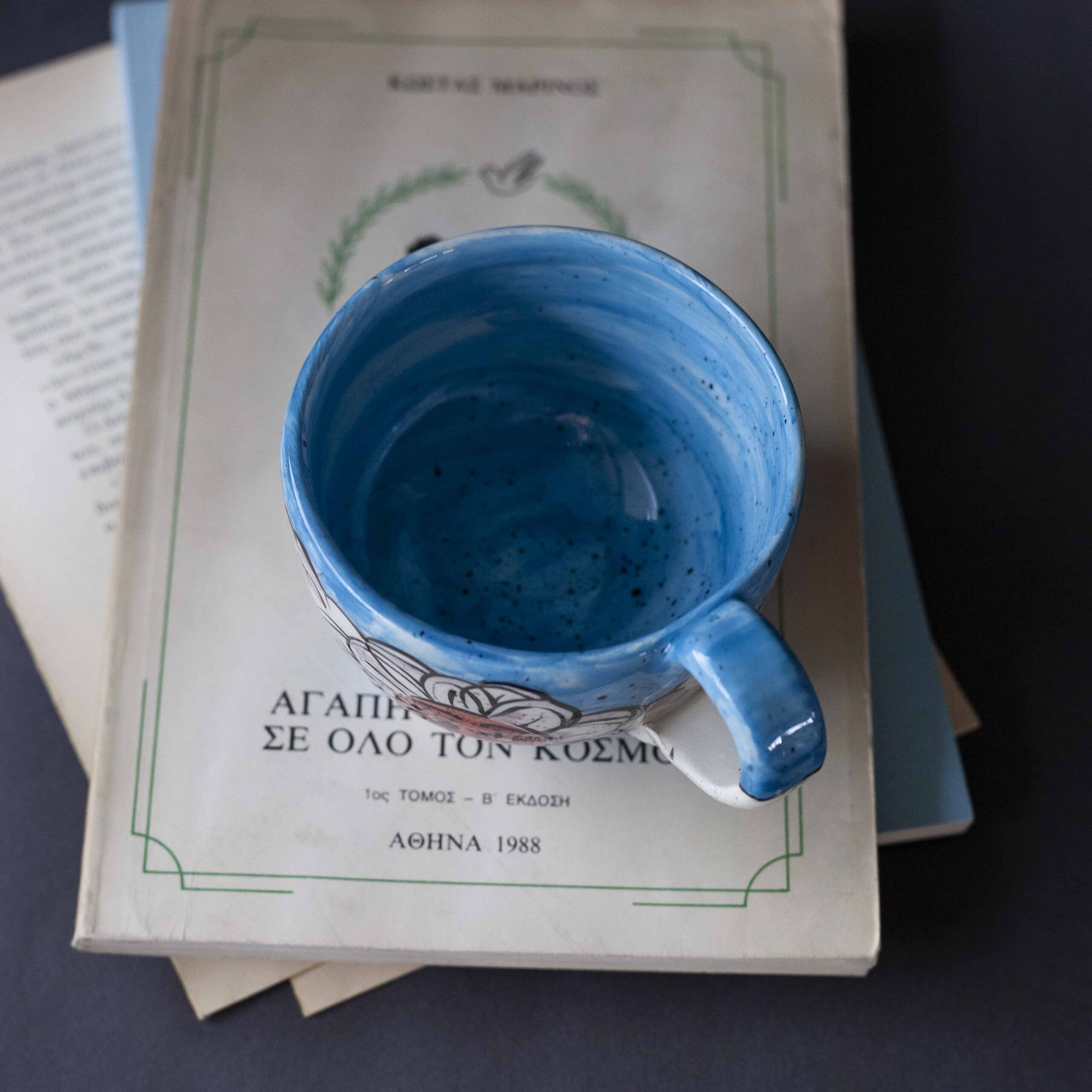 Χειροποίητη κεραμική κούπα διακοσμημένη με ζωγραφιστές μαργαρίτες και πολύχρωμα λουλούδια, όλα με γλυκά προσωπάκια και εκφραστικά μάτια. Πλασμένη και ζωγραφισμένη στο χέρι, κάθε κούπα είναι ένα μοναδικό έργο τέχνης που συνδυάζει τη φρεσκάδα της φύσης με μια παιχνιδιάρικη, ονειρική αισθητική. Ιδανική για όσους αγαπούν τα λουλούδια και τη χειροποίητη δημιουργία. Handmade ceramic mug decorated with painted daisies and colorful flowers, each featuring cute little faces with expressive eyes. Hand-shaped and hand-painted, every mug is a one-of-a-kind piece of art that blends the freshness of nature with a playful, dreamy aesthetic. Perfect for flower lovers and fans of handmade craftsmanship.