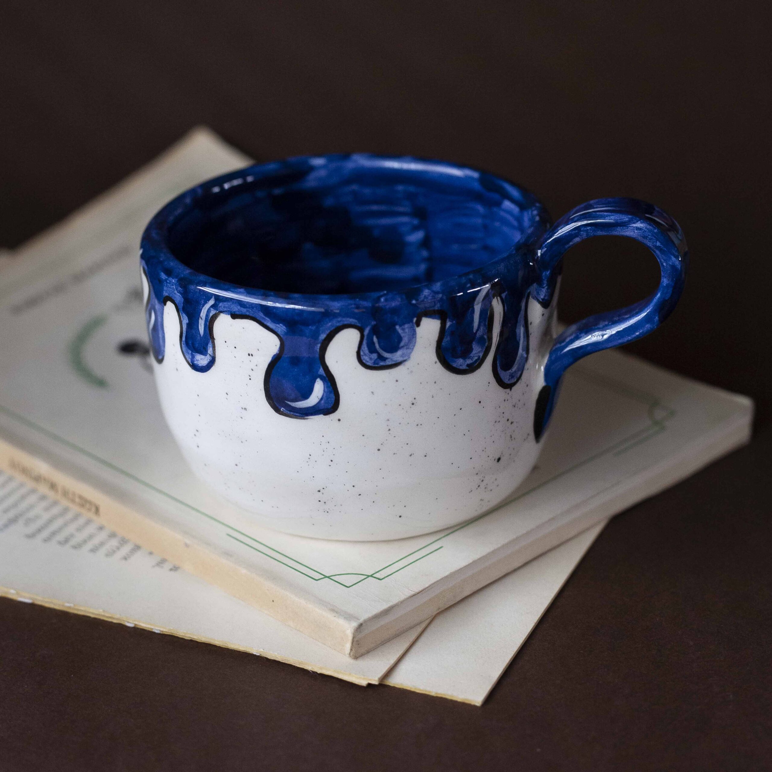 Χειροποίητη κεραμική κούπα με iconic φράσεις και funky σχέδια, γεμάτη χρώμα και προσωπικότητα. Κάθε κούπα είναι πλασμένη και ζωγραφισμένη στο χέρι, συνδυάζοντας χιούμορ, θετική ενέργεια και καλλιτεχνικό ύφος. Μοναδικά μοτίβα, έντονες αποχρώσεις και ιδιαίτερη αισθητική που κάνουν κάθε κομμάτι να ξεχωρίζει — ιδανική για όσους θέλουν η πρωινή τους ρουτίνα να έχει στυλ και χαρακτήρα. Handmade ceramic mug featuring iconic quotes and funky, colorful designs full of personality. Each mug is hand-shaped and hand-painted, blending humor, positive vibes, and artistic style. Unique patterns, bold colors, and creative details make every piece stand out — perfect for anyone who wants their coffee ritual to be as expressive and stylish as they are.