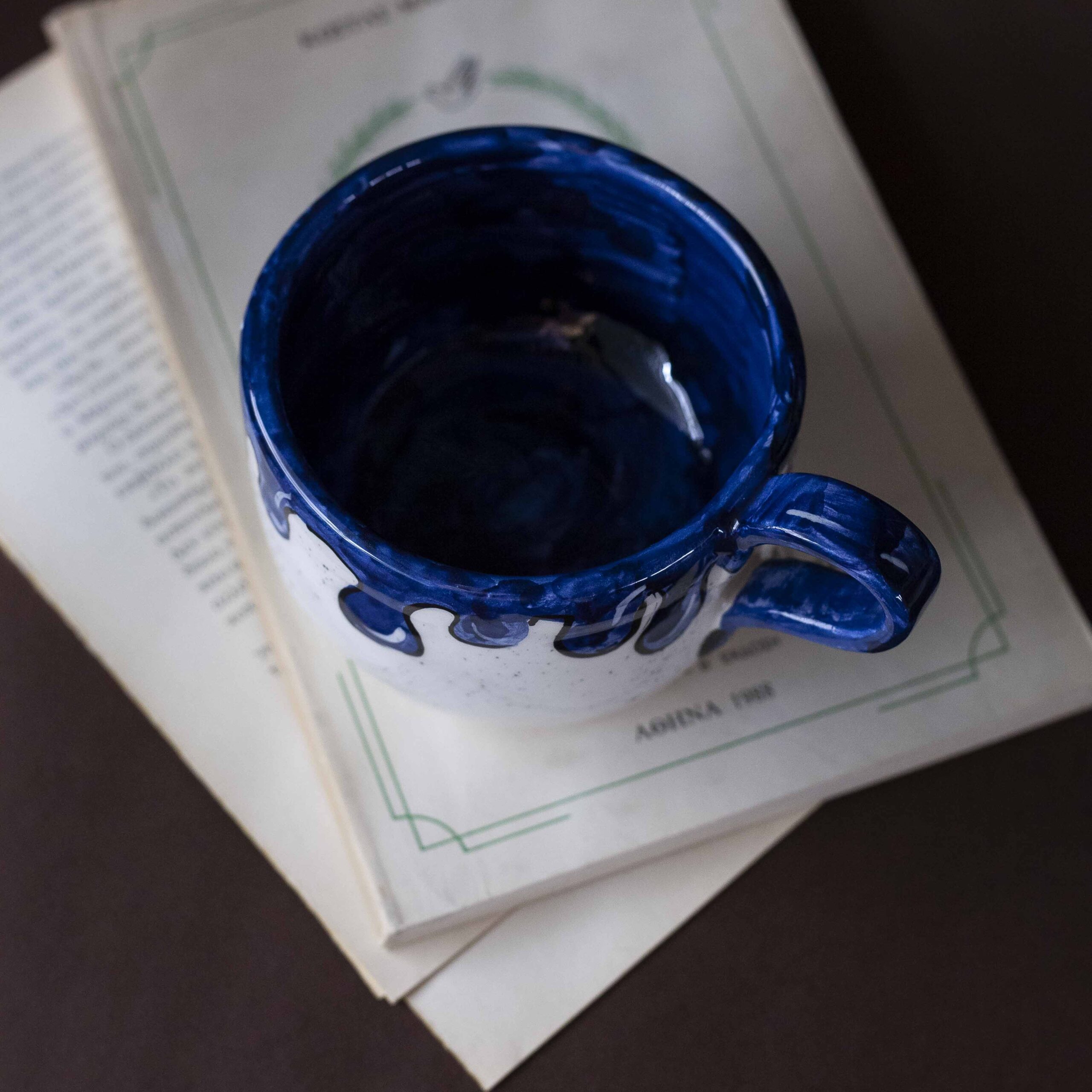 Χειροποίητη κεραμική κούπα με iconic φράσεις και funky σχέδια, γεμάτη χρώμα και προσωπικότητα. Κάθε κούπα είναι πλασμένη και ζωγραφισμένη στο χέρι, συνδυάζοντας χιούμορ, θετική ενέργεια και καλλιτεχνικό ύφος. Μοναδικά μοτίβα, έντονες αποχρώσεις και ιδιαίτερη αισθητική που κάνουν κάθε κομμάτι να ξεχωρίζει — ιδανική για όσους θέλουν η πρωινή τους ρουτίνα να έχει στυλ και χαρακτήρα. Handmade ceramic mug featuring iconic quotes and funky, colorful designs full of personality. Each mug is hand-shaped and hand-painted, blending humor, positive vibes, and artistic style. Unique patterns, bold colors, and creative details make every piece stand out — perfect for anyone who wants their coffee ritual to be as expressive and stylish as they are.